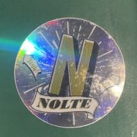 Runder 38mm Hologram-Sticker mit dem Logo des Brauhaus Nolte Lüneburg und der Aufschrift „Yeah! Nolte Lüneburg“. Durch die Hologramm-Folie erhält der Sticker einen metallisch anmutenden Style.