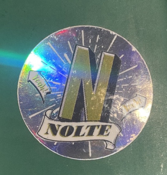 Runder 38mm Hologram-Sticker mit dem Logo des Brauhaus Nolte Lüneburg und der Aufschrift „Yeah! Nolte Lüneburg“. Durch die Hologramm-Folie erhält der Sticker einen metallisch anmutenden Style.