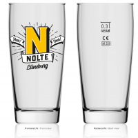 Symboldbild für die aktuellen Nolte-Gläser. Links ist das Glas von vorne, rechts von hinten zu sehen. Auf der Front des Glases befindet sich das aktuelle Logo: ein goldenes N mit "Yeah"-Pfeilen und der Unterschrift "Nolte, Lüneburg"