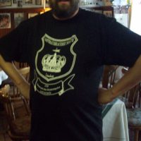 Symbolbild für das Nolte-Retro-Shirt. Auf dem schwarzen Shirt ist die alte Wappenkrone zu sehen, die von 1993 bis 2024 als zentrales Logo fungierte.